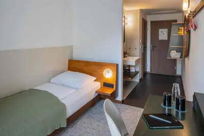 Ein Bett oder Betten in einem Zimmer der Unterkunft magdas HOTEL Vienna City - First Social Business HOTEL in Austria