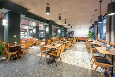 Ein Restaurant oder anderes Speiselokal in der Unterkunft magdas HOTEL Vienna City - First Social Business HOTEL in Austria