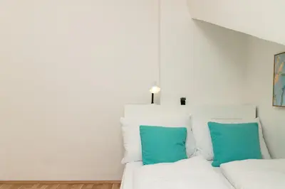 Ein Bett oder Betten in einem Zimmer der Unterkunft Milky Way Top Floor 2-bedroom Apartment air condition