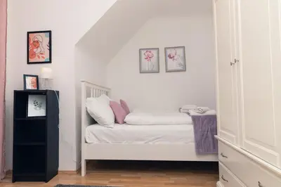 Ein Bett oder Betten in einem Zimmer der Unterkunft Milky Way Top Floor 2-bedroom Apartment air condition