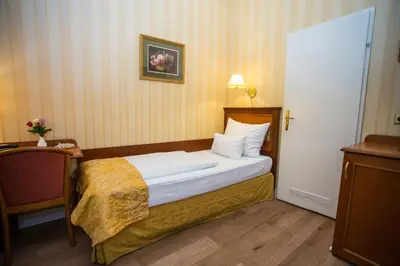 Ein Bett oder Betten in einem Zimmer der Unterkunft OPERA Am Operneck SELF CHECK IN