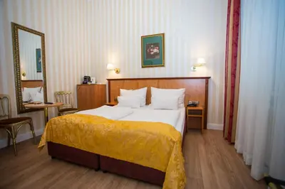 Ein Bett oder Betten in einem Zimmer der Unterkunft OPERA Am Operneck SELF CHECK IN