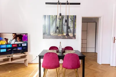 TV/Unterhaltungsangebot in der Unterkunft Stylish Vienna Apartment with Easy Metro Access & Palace Views