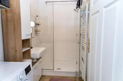 Ein Badezimmer in der Unterkunft Stylish Vienna Apartment with Easy Metro Access & Palace Views