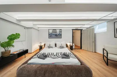 Ein Bett oder Betten in einem Zimmer der Unterkunft City Center Lofts