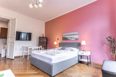 Ein Bett oder Betten in einem Zimmer der Unterkunft Lovely 1BR Apt. near AKH Hospital