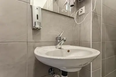 Ein Badezimmer in der Unterkunft Lovely 1BR Apt. near AKH Hospital