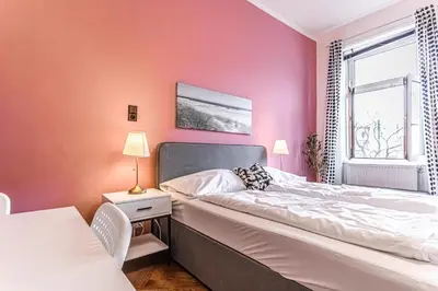 Ein Bett oder Betten in einem Zimmer der Unterkunft Lovely 1BR Apt. near AKH Hospital