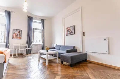 Ein Sitzbereich in der Unterkunft Gorgeous 1BR Apt near AKH Hospital