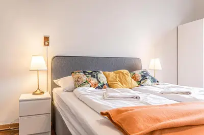 Ein Bett oder Betten in einem Zimmer der Unterkunft Gorgeous 1BR Apt near AKH Hospital