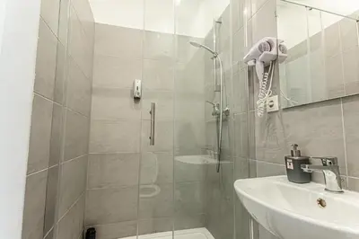 Ein Badezimmer in der Unterkunft Gorgeous 1BR Apt near AKH Hospital