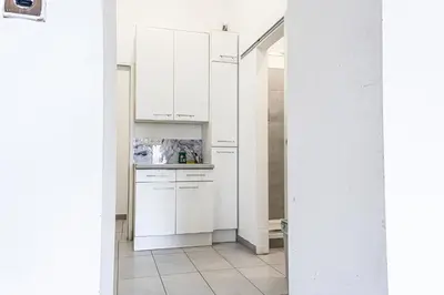 Küche/Küchenzeile in der Unterkunft Gorgeous 1BR Apt near AKH Hospital