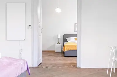 Ein Bett oder Betten in einem Zimmer der Unterkunft Cozy 2BR Apt. near AKH Hospital-ideal for Longstay