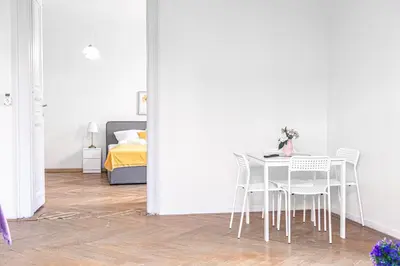 Ein Bett oder Betten in einem Zimmer der Unterkunft Cozy 2BR Apt. near AKH Hospital-ideal for Longstay