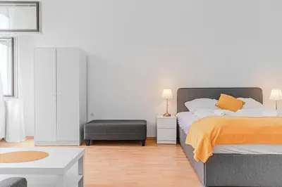 Ein Bett oder Betten in einem Zimmer der Unterkunft Pleasing 2BR Apt. AKH-Perfect for Groups