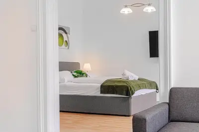 Ein Bett oder Betten in einem Zimmer der Unterkunft Pleasing 2BR Apt. AKH-Perfect for Groups