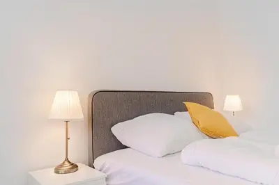 Ein Bett oder Betten in einem Zimmer der Unterkunft Pleasing 2BR Apt. AKH-Perfect for Groups