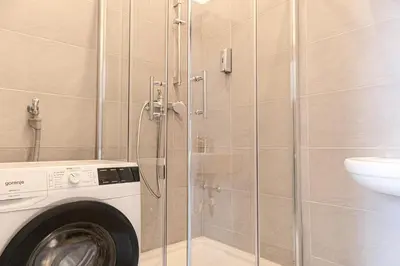 Ein Badezimmer in der Unterkunft Pleasing 2BR Apt. AKH-Perfect for Groups