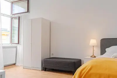 Ein Bett oder Betten in einem Zimmer der Unterkunft Pleasing 2BR Apt. AKH-Perfect for Groups