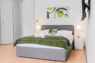 Ein Bett oder Betten in einem Zimmer der Unterkunft Pleasing 2BR Apt. AKH-Perfect for Groups