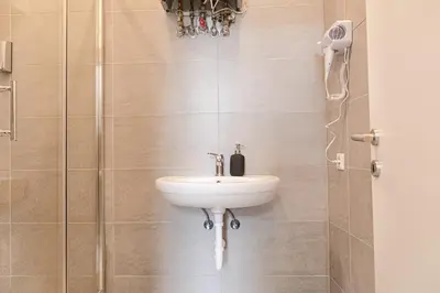 Ein Badezimmer in der Unterkunft Pleasing 2BR Apt. AKH-Perfect for Groups