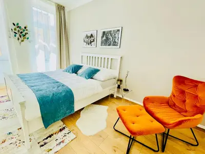 Ein Bett oder Betten in einem Zimmer der Unterkunft Colorful & Quiet Apartment in Beautiful Viennese Building