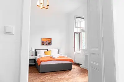 Ein Bett oder Betten in einem Zimmer der Unterkunft Joyful 4BR Apt @ superb location near AKH Hospital