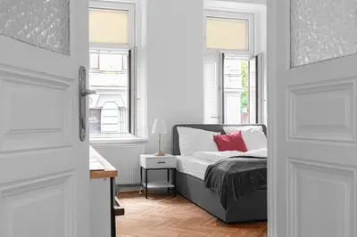 Ein Bett oder Betten in einem Zimmer der Unterkunft Joyful 4BR Apt @ superb location near AKH Hospital