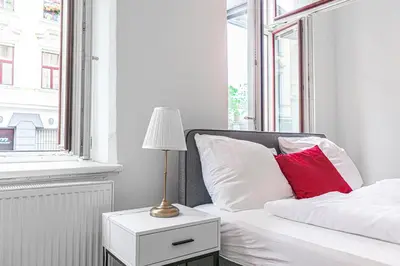 Ein Bett oder Betten in einem Zimmer der Unterkunft Joyful 4BR Apt @ superb location near AKH Hospital