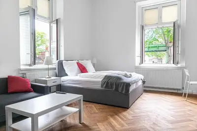 Ein Bett oder Betten in einem Zimmer der Unterkunft Joyful 4BR Apt @ superb location near AKH Hospital