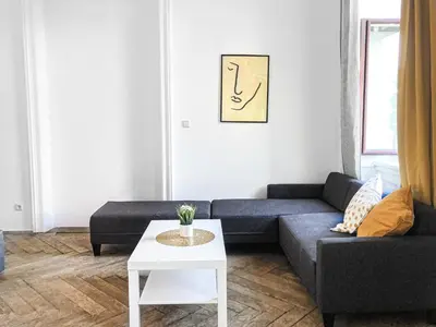 Ein Sitzbereich in der Unterkunft Amazing 2BR Apt, Near AKH-Perfect for Groups