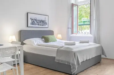 Ein Bett oder Betten in einem Zimmer der Unterkunft Attractive 2 BR Apt near Vienna AKH Ideal for All