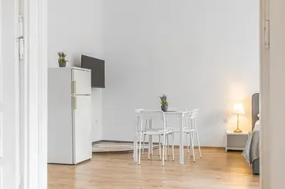 Küche/Küchenzeile in der Unterkunft Attractive 2 BR Apt near Vienna AKH Ideal for All
