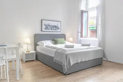 Ein Bett oder Betten in einem Zimmer der Unterkunft Attractive 2 BR Apt near Vienna AKH Ideal for All