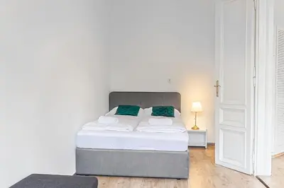 Ein Bett oder Betten in einem Zimmer der Unterkunft Attractive 2 BR Apt near Vienna AKH Ideal for All