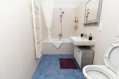 Ein Badezimmer in der Unterkunft Wonderful apartment close to City Centre With Porch