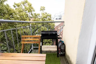 Ein Balkon oder eine Terrasse in der Unterkunft Wonderful apartment close to City Centre With Porch