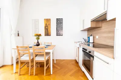 Küche/Küchenzeile in der Unterkunft Wonderful apartment close to City Centre With Porch
