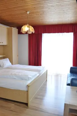 Ein Bett oder Betten in einem Zimmer der Unterkunft Gästehaus Herlinde