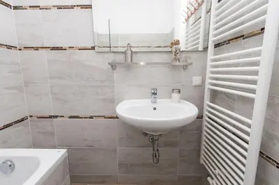 Ein Badezimmer in der Unterkunft Comfortable romantic 1 bedroom apartment near Augarten