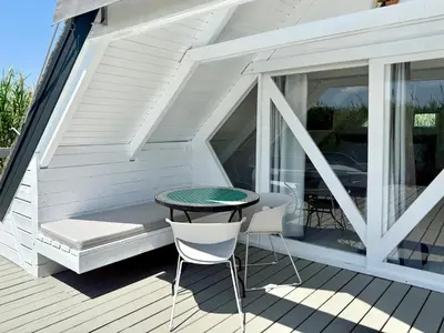 Ein Balkon oder eine Terrasse in der Unterkunft Seehütte Schilfhaus inklusive E-Boot am Neusiedler See