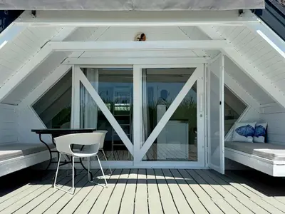 Ein Balkon oder eine Terrasse in der Unterkunft Seehütte Schilfhaus inklusive E-Boot am Neusiedler See