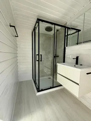 Ein Badezimmer in der Unterkunft Seehütte Schilfhaus inklusive E-Boot am Neusiedler See