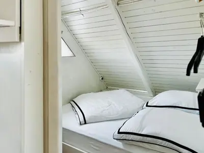 Ein Bett oder Betten in einem Zimmer der Unterkunft Seehütte Neusiedlersee - Seehaus inklusive Elektroboot