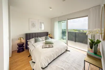 Ein Bett oder Betten in einem Zimmer der Unterkunft GRÜN & URBAN - direkt an der Therme - 15 Minuten ins Zentrum
