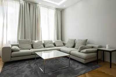 Ein Sitzbereich in der Unterkunft Charming 2-Room Apartment with Balcony, 15 Min to Center