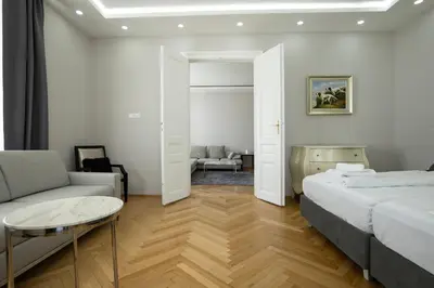 Ein Bett oder Betten in einem Zimmer der Unterkunft Charming 2-Room Apartment with Balcony, 15 Min to Center