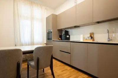 Küche/Küchenzeile in der Unterkunft Charming 2-Room Apartment with Balcony, 15 Min to Center