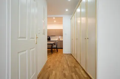 Küche/Küchenzeile in der Unterkunft Charming 2-Room Apartment with Balcony, 15 Min to Center