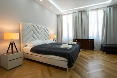 Ein Bett oder Betten in einem Zimmer der Unterkunft Charming 2-Room Apartment with Balcony, 15 Min to Center